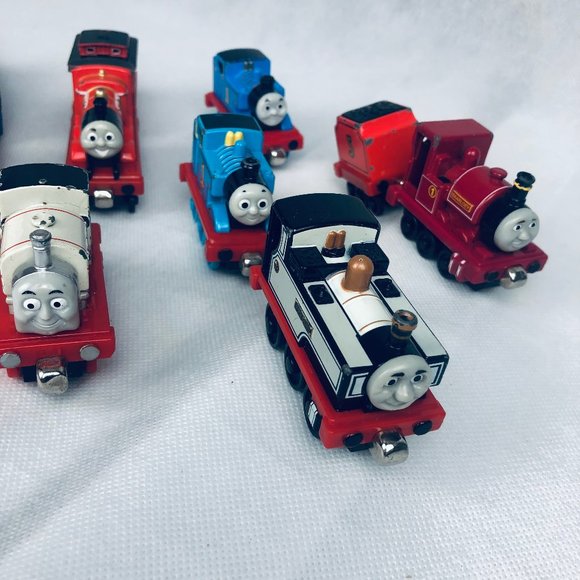 Thomas and Friends Take N Play Along Diecast Magnetic 12 Train Engines and Cars - Picture 4 of 5